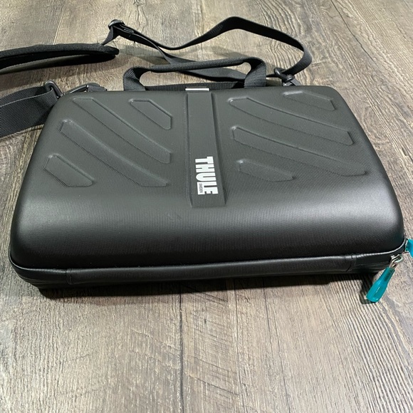 Thule - Gauntlet Attaché Case for 13" Apple MacBook and MacBook Pro - Black - Picture 2 of 5